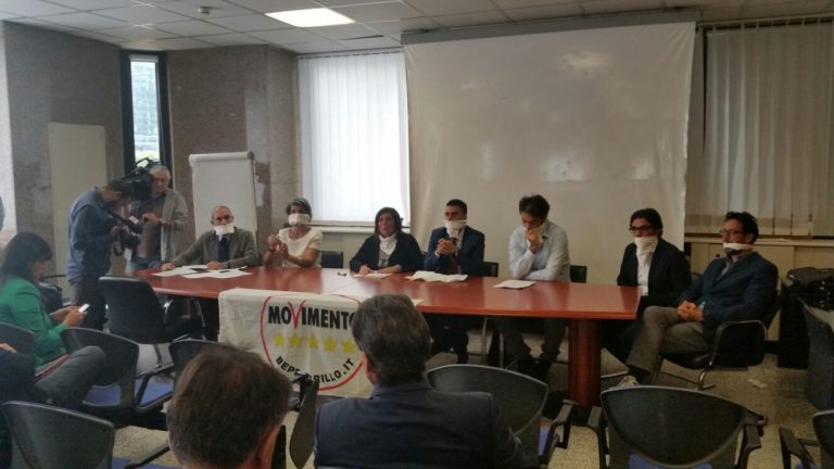 FOTO Legge sulla “fiducia” in consiglio regionale Campania, i 5 Stelle si imbavagliano: De Luca è un monarca