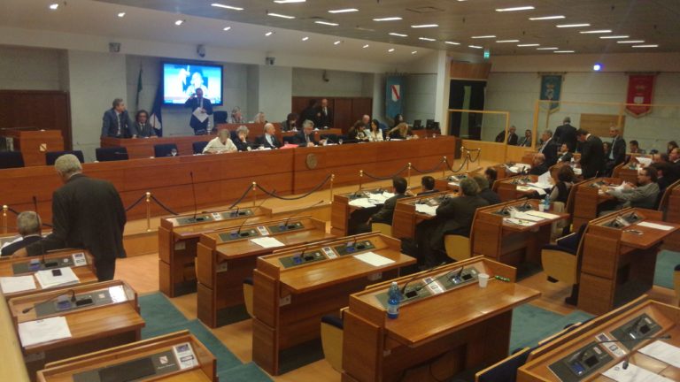 Legge per la sburocratizzazione,  bagarre in consiglio regionale: FI e 5 Stelle abbandonano aula al momento del voto