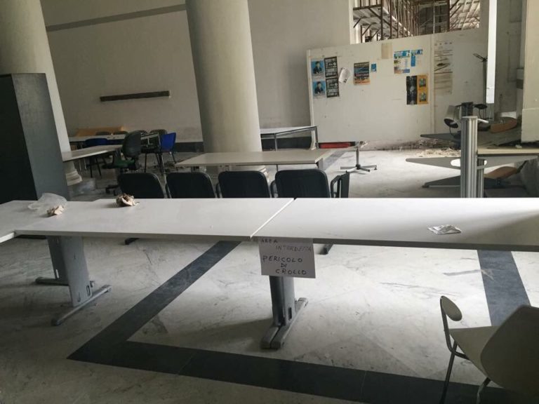 FOTO ESCLUSIVE – Crollo ingegneria Aversa, infiltrazioni e caduta calcinacci, stamattina su facebook il post: #danger #areainterdetta