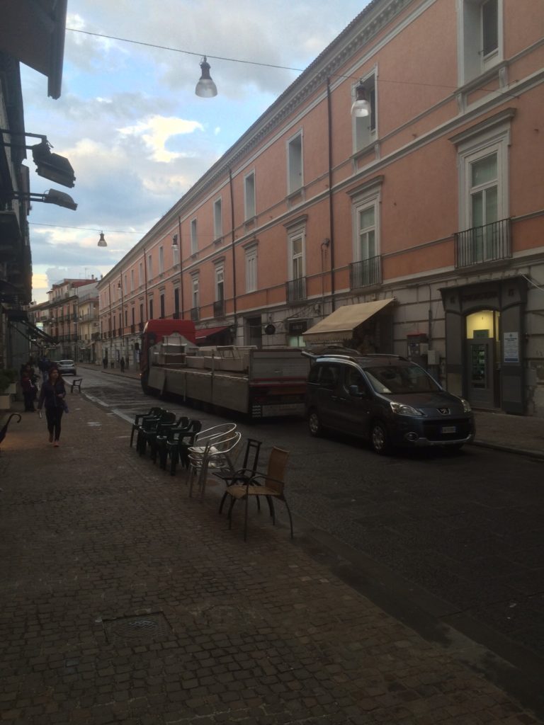 Aversa: le panchine di via Roma prelevate e caricate su un camion,  saranno modificate