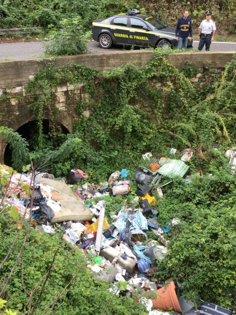 Cervino: scoperta discarica illegale, rinvenuti rifiuti pericolosi e tossici