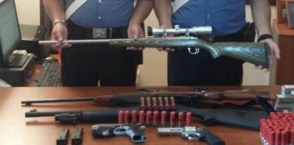 Scoperto arsenale nel Casertano: pistole, fucili e carabine in casa, arrestato 43enne