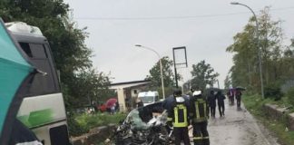 FOTO – Gioia Sannitica: si schianta con l’auto contro un bus, morto 22enne. Panico per studenti, in 7 in ospedale