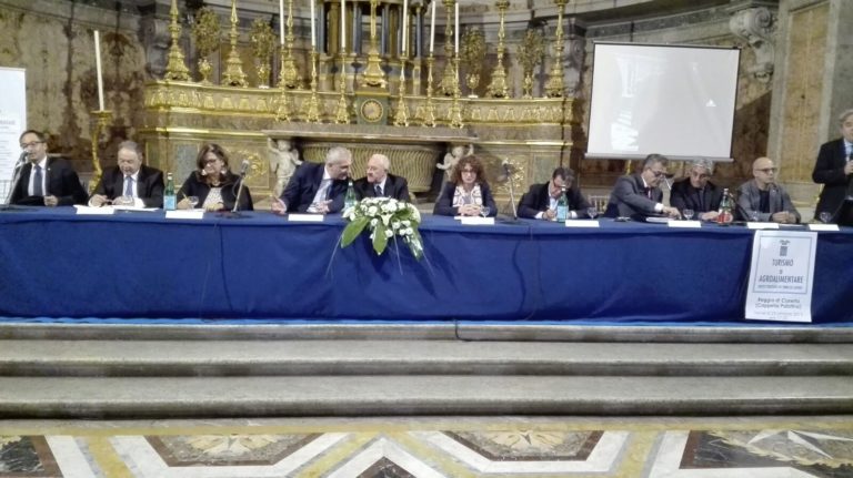 Turismo e agroalimentare, gremita la cappella Palatina della Reggia di Caserta per l’evento con De Luca FOTO