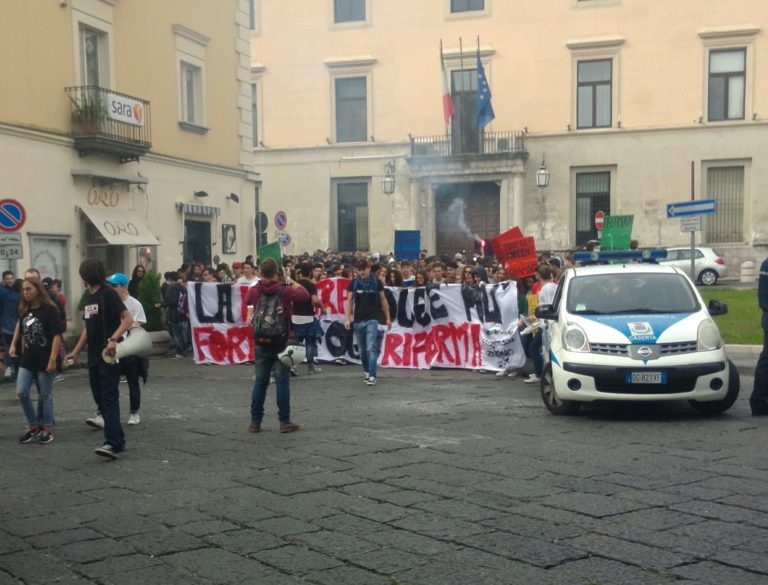 FOTO Mobilitazione a Caserta contro governo e “Buona Scuola”,  studenti in piazza
