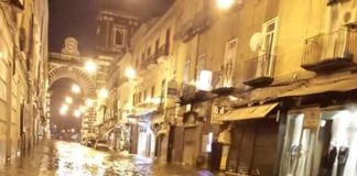 FOTO – Aversa: via Roma si trasforma in corso d’acqua, la strada appena rifatta con i fondi Più Europa