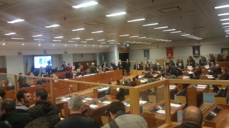 Bagarre in consiglio regionale,  D’Amelio soccorsa dal 118: maggioranza denuncia prevaricazione dei 5 stelle