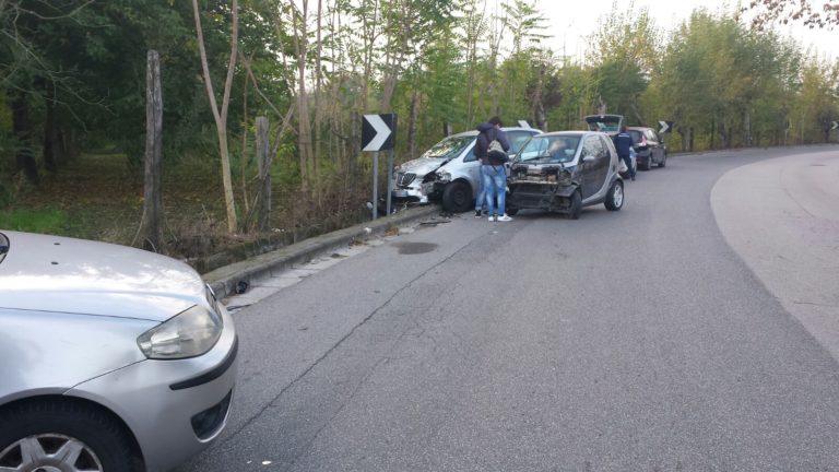 Aversa: carambola in via Nobel, coinvolte tre auto. Tre donne in ospedale