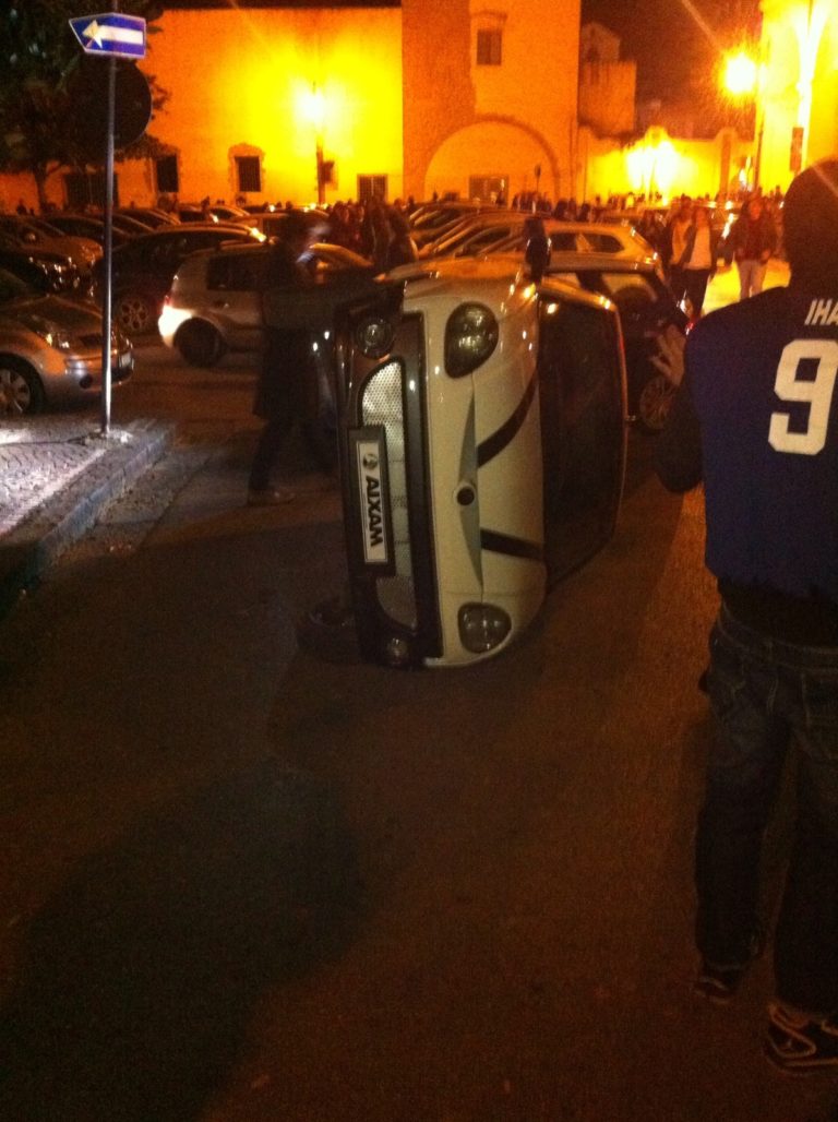 Aversa: incredibile nel cuore della movida, minicar ribaltata per gioco FOTO