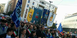 Napoli: comitati per l’acqua pubblica in piazza, grillini e De Magistris in prima linea