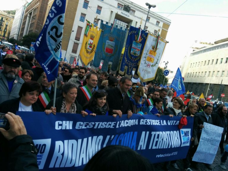 Napoli: comitati per l’acqua pubblica in piazza, grillini e De Magistris in prima linea