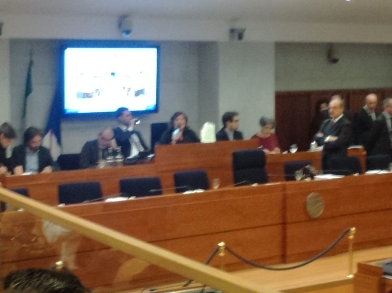 VIDEO – Consiglio regionale sospeso,  grillini non lasciano presidenza