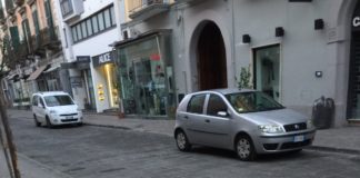 Aversa: panchine in via Roma, a 48 ore dall’installazione i primi danni