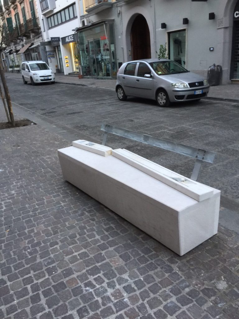 Aversa: panchine in via Roma, a 48 ore dall’installazione i primi danni