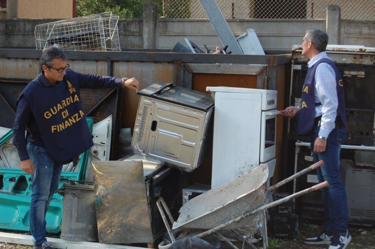 San Felice a Cancello: rifiuti pericolosi e tossici stipati in discarica, denunciati proprietari terreno