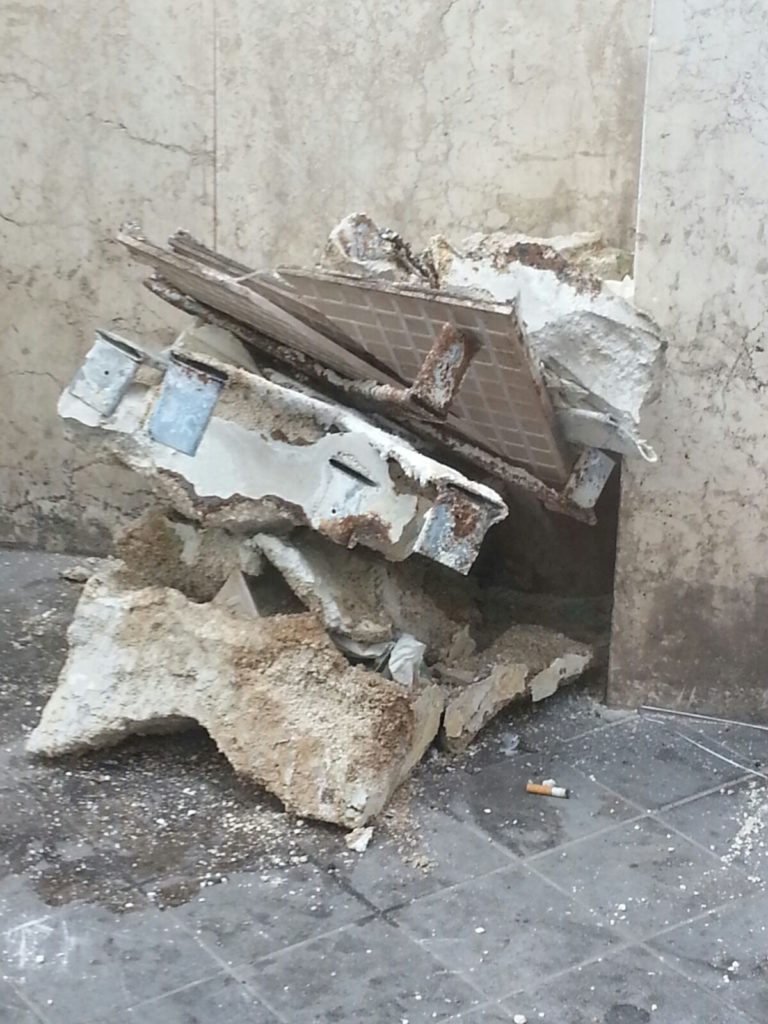 Aversa: scarti edili scaricati in strada, le foto