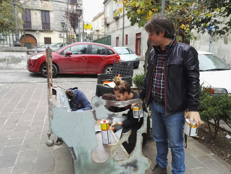 Arienzo:  restaurata una delle panchine del gruppo ‘ArtieBassi’