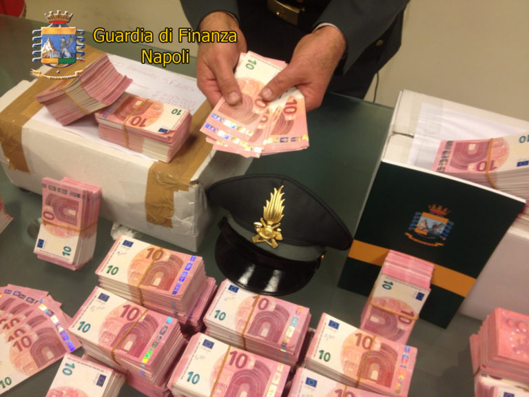 Casoria: primo sequestro in Europa delle nuove banconote da 10 euro, falsario tenta fuga speronando finanzieri