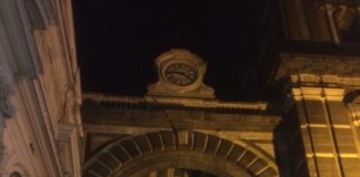 FOTO – Aversa: clima surreale in via Roma, spente le luminarie e l’illuminazione pubblica