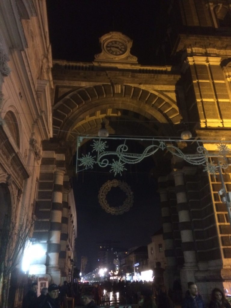 FOTO – Aversa: clima surreale in via Roma, spente le luminarie e l’illuminazione pubblica