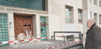 Benevento: bomba carta contro il Liceo Giannone, devastato ingresso