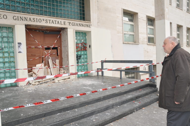 Benevento: bomba carta contro il Liceo Giannone, devastato ingresso