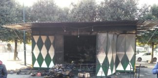 FOTO Aversa: raid in piazza Marconi, appiccate fiamme al mercatino di Natale. Distrutta bancarella
