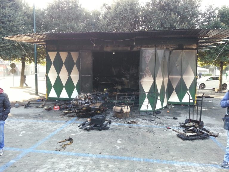 FOTO Aversa: raid in piazza Marconi, appiccate fiamme al mercatino di Natale. Distrutta bancarella