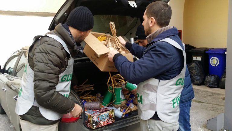 Botti illegali nel casertano, 34 denunciati: sequestrata la ‘bomba Parigi’ con 10 chili di esplosivo