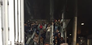 FOTO – Lotta ai portoghesi, il presidente Eav De Gregorio ai tornelli di Montesanto