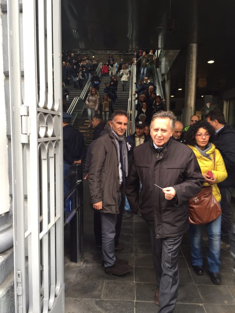 FOTO – Lotta ai portoghesi, il presidente Eav De Gregorio ai tornelli di Montesanto