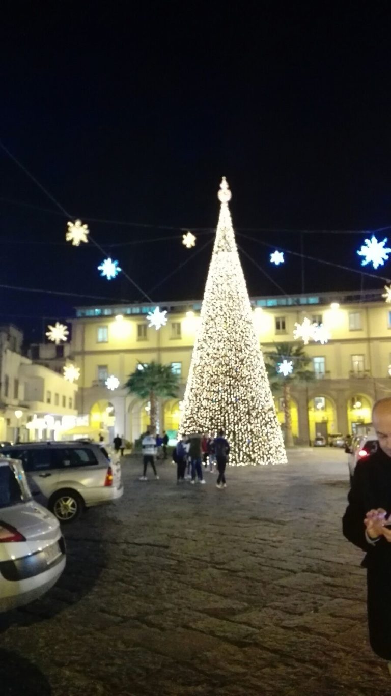 Aversa: accese le luminarie natalizie, città addobbata a festa