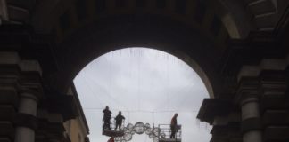 Aversa: partita l’installazione delle luminarie natalizie in via Roma