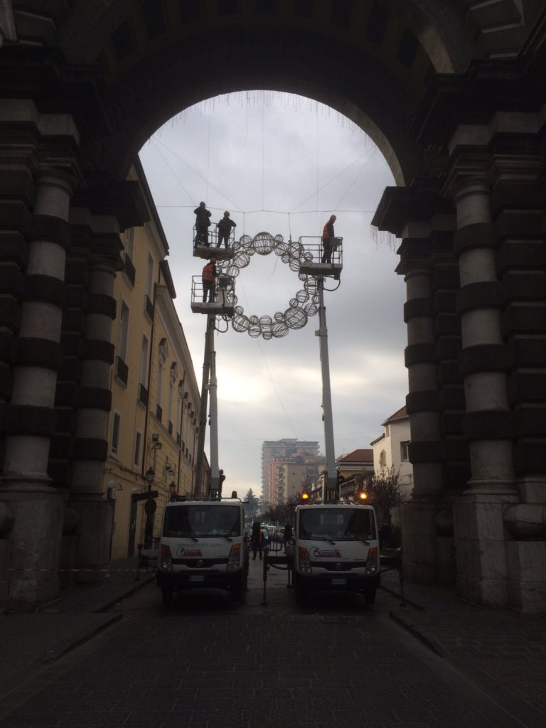 Aversa: partita l’installazione delle luminarie natalizie in via Roma