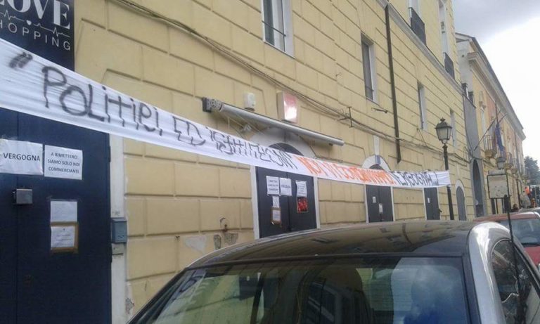 Aversa, negozi dell’Annunziata ancora chiusi dopo crollo: esplode la protesta contro politici e istituzioni