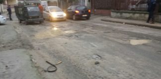FOTO – Aversa: la vergogna del primo tratto di via Atellana, strada impercorribile e marciapiede pericoloso