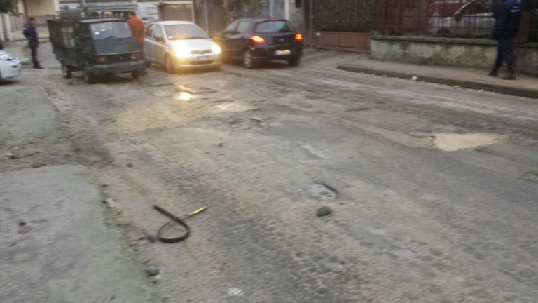 FOTO – Aversa: la vergogna del primo tratto di via Atellana, strada impercorribile e marciapiede pericoloso