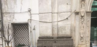 Aversa: operai a lavoro sui bassorilievi dell’Annunziata LA FOTO