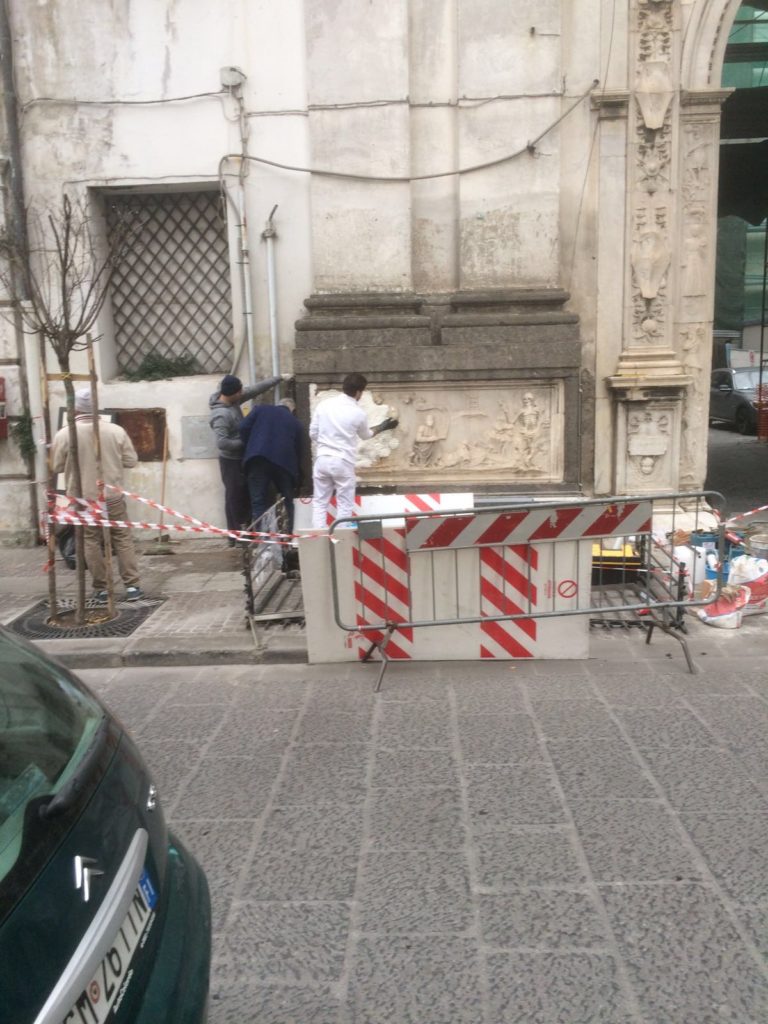 Aversa: operai a lavoro sui bassorilievi dell’Annunziata LA FOTO