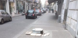 Aversa: cestino di via Roma distrutto da un’auto
