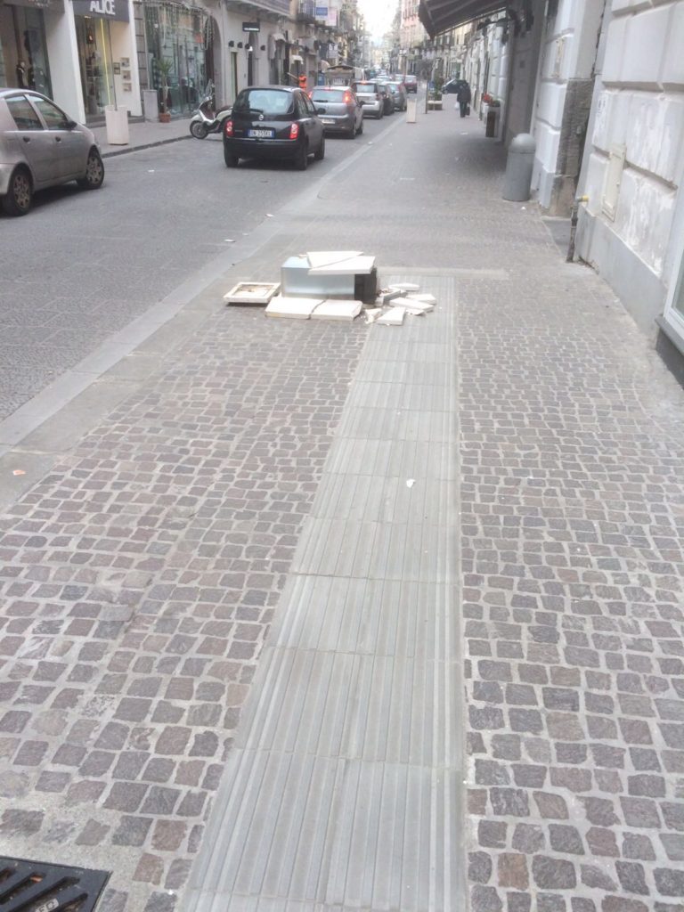 Aversa: cestino di via Roma distrutto da un’auto