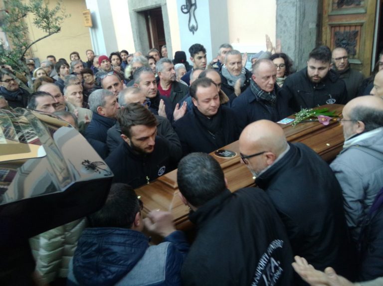 Aversa: chiesa  di  San Nicola gremita per l’ultimo saluto all’ex sindaco Sagliocco  LE FOTO