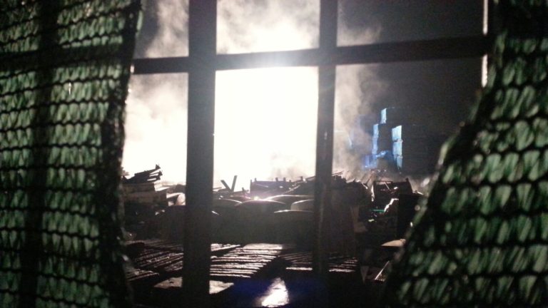 VIDEO E FOTO – Lusciano scoppia incendio nel deposito di Miroma Ceramiche