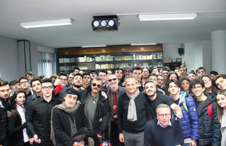 FOTO – Marcianise: il Liceo “Quercia” non dimentica le vittime della Shoah, incontro con i musicisti Mesolella e Sepe e lo scrittore Cutolo