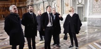 Renzi visita la Reggia di Caserta, fuori due sit-in di protesta