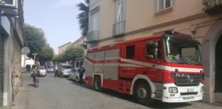 Marcianise: locali fatiscenti e inadeguati, vigili del fuoco protestano al comune LE FOTO