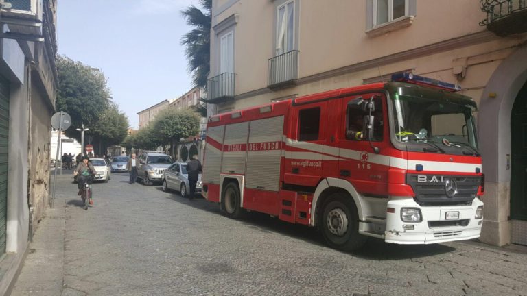 Marcianise: locali fatiscenti e inadeguati, vigili del fuoco protestano al comune LE FOTO
