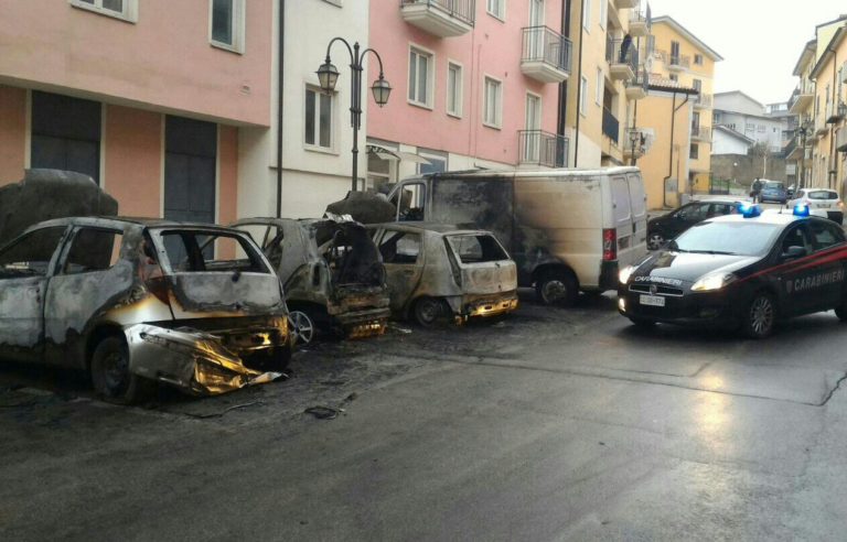 Altavilla Irpina: quattro auto in fiamme, intervengono carabinieri