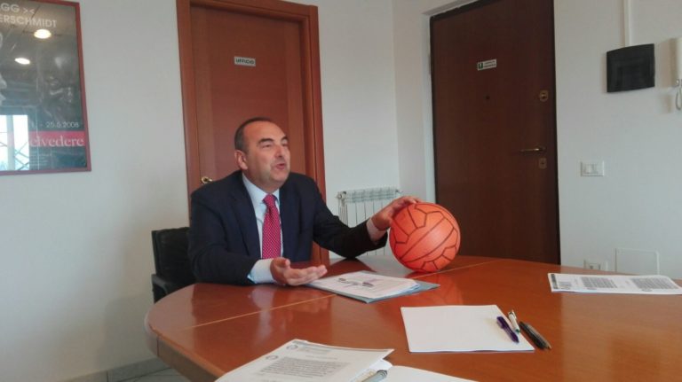 Aversa: Rossi in conferenza stampa con un pallone: “Hanno scritto le regole e poi si sono portati via il pallone”