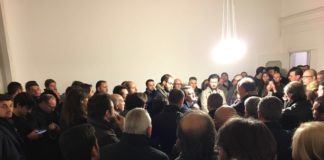 Aversa, De Cristofaro non si scopre ma mostra i muscoli: in 200 per l’incontro delle civiche